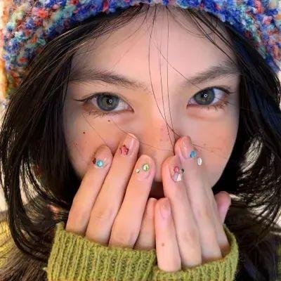 暴风雪中的白鸟